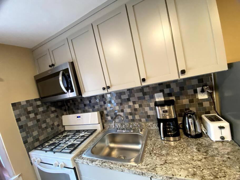 Cozy Boston Getaway Apartment! Free Parking Luaran gambar